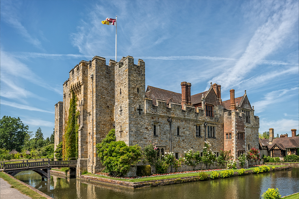 Hever Castle & Gardens <sup>16.2 miles (37-minute drive)</sup>